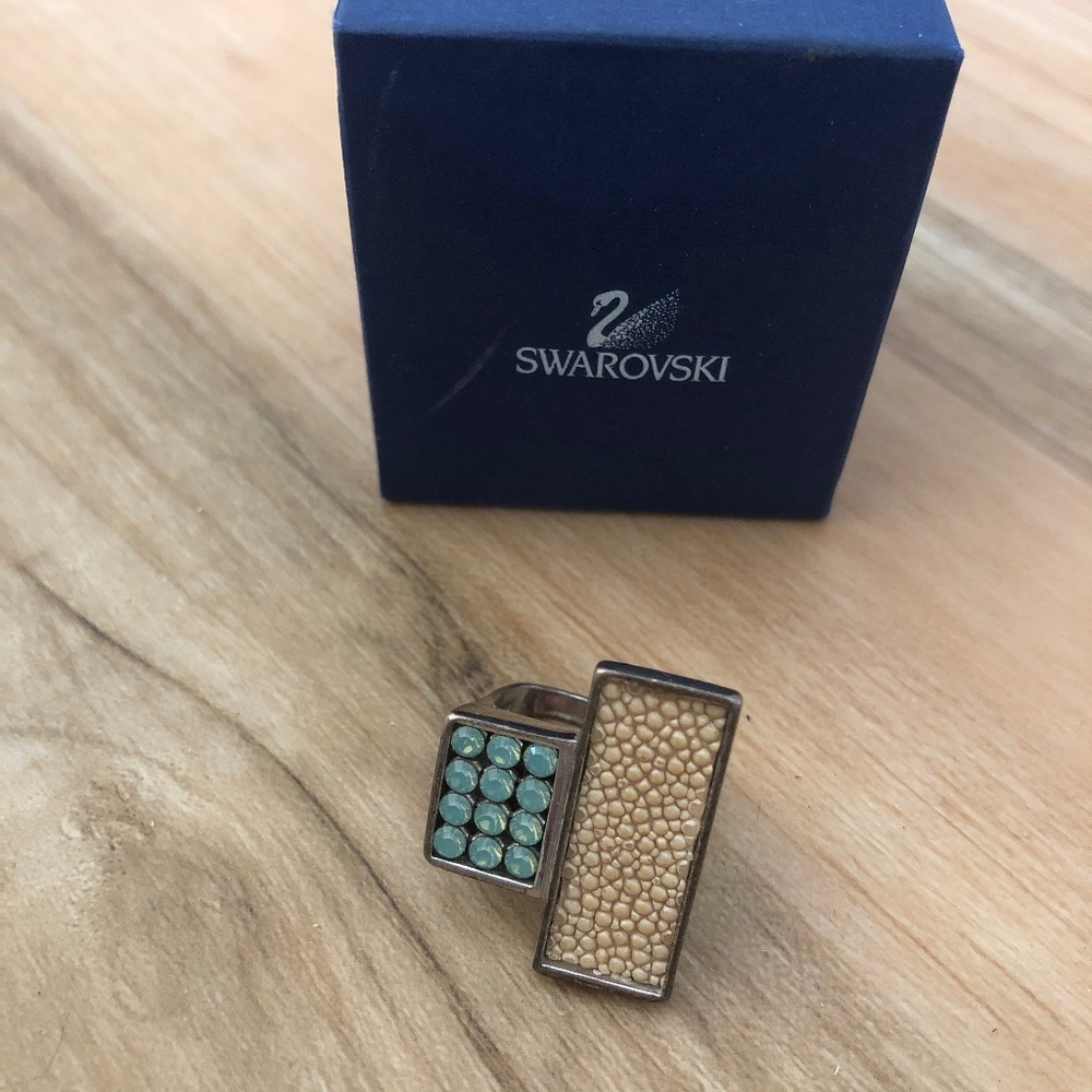 Beautiful Swarovski ring - size 7